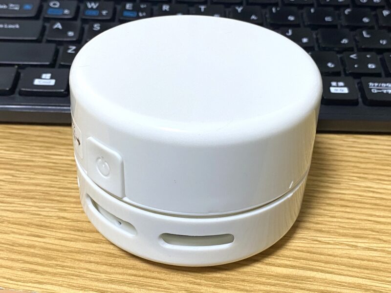 小型の卓上クリーナー。非常に安価だが電池式である。エネループでも稼働します。