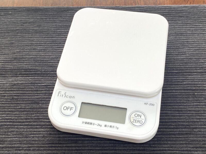 タニタのキッチンスケール。単4電池2本で稼働。エネループでも動きます。