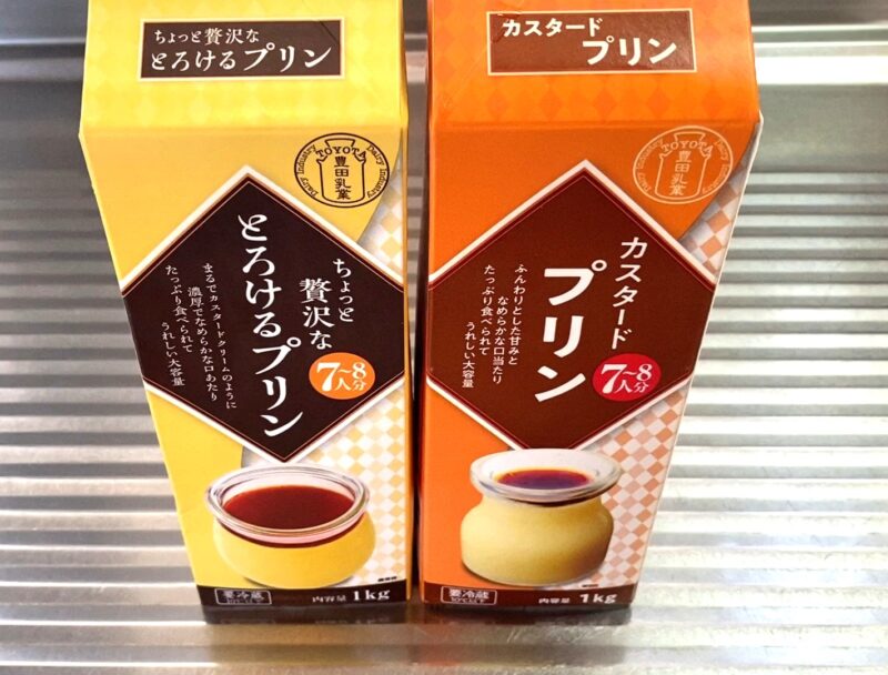 業務スーパーで販売されている1Kgのプリン。牛乳パックを思わせるパッケージをしている。