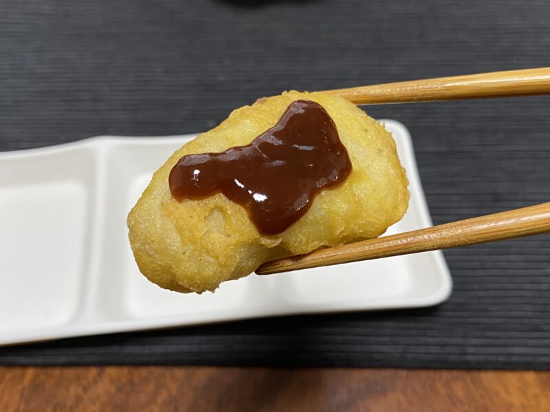 バーベキューソースをかけた業務スーパーのチキンナゲット。甘辛い香りが漂う仕上がり
