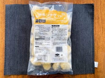 業務スーパーの「チキンナゲット（タイ産）」1kgパッケージを真上から撮影した写真。パッケージ裏面の調理方法や成分表示が見える。