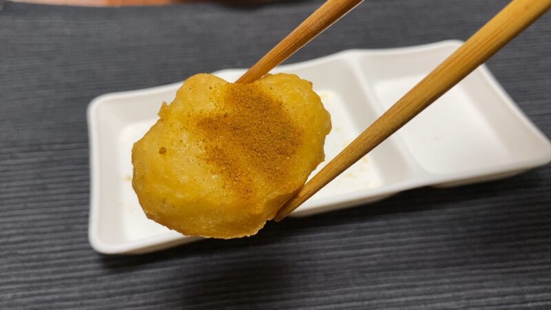 カレーパウダーをまぶしたチキンナゲット。スパイスの香りが引き立つエスニックなアレンジ