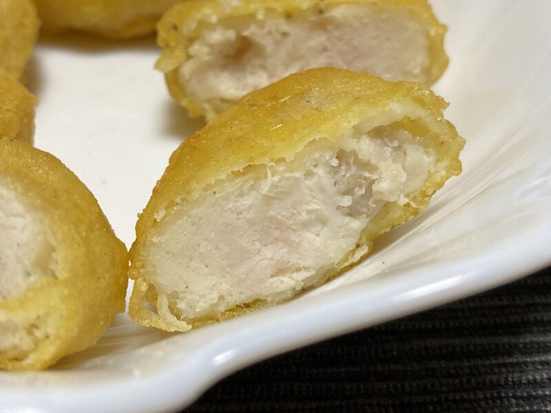 半分にカットされたチキンナゲットの断面。中はしっとりとした鶏肉で衣はサクッと仕上がっている