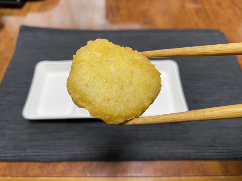 箸で持ち上げた業務スーパーのチキンナゲット。衣がきつね色にカラッと揚がっている様子