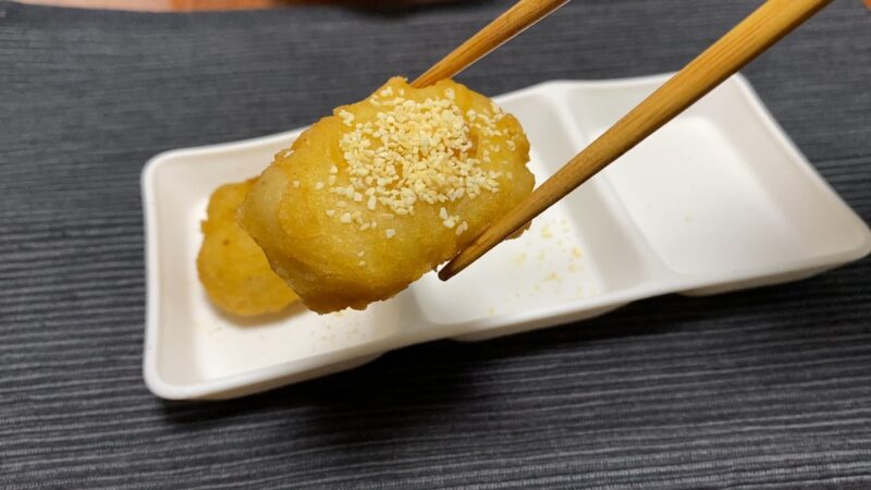 ガーリックパウダーをかけたチキンナゲット。香ばしい香りと塩気が加わったアレンジ