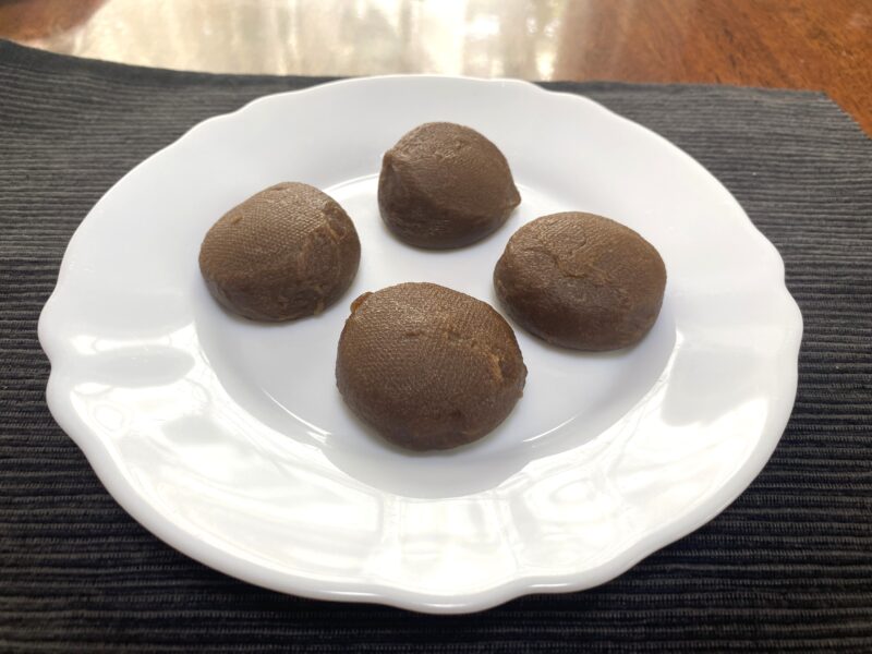 自然解凍が終わった業務スーパー「ホイップクリーム大福(チョコ)」。 お餅の表面がしっとりと柔らかくなり、食べごろの状態。