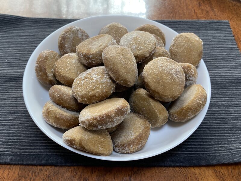 業務スーパー「ホイップクリーム大福(チョコ)」を白い皿に盛りつけた状態。たっぷりの個数があり、表面の霜がキラキラしている。解凍前の様子。