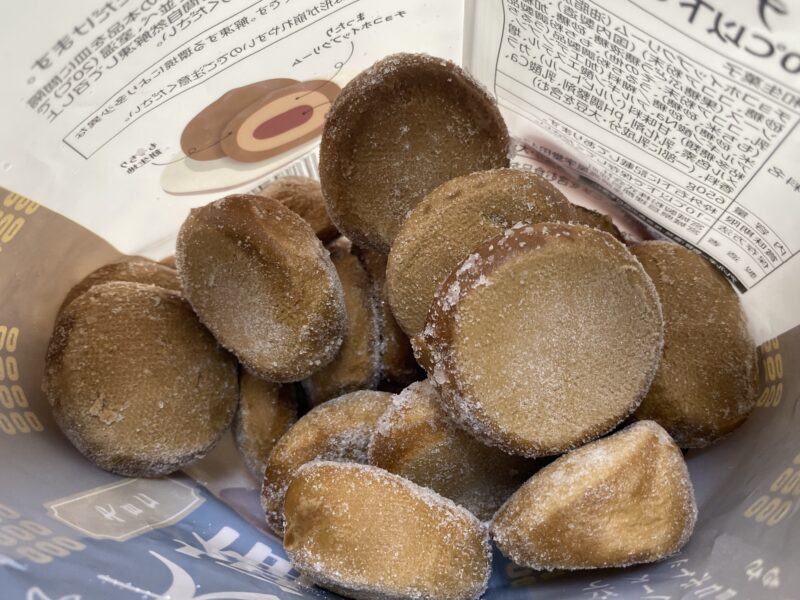 業務スーパー「ホイップクリーム大福(チョコ)」を開封した様子。袋の中に凍った大福がぎっしり入っている。表面には霜が付いており、解凍前の状態がわかる。