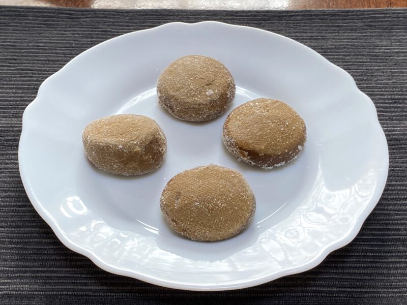 業務スーパー「ホイップクリーム大福(チョコ)」を皿に4個並べた解凍前の状態。自然解凍で食べる準備をしている場面。