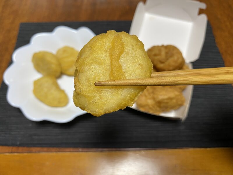 業務スーパーのチキンナゲットを箸で持ち上げた様子。衣が淡い色合いでふんわりしている