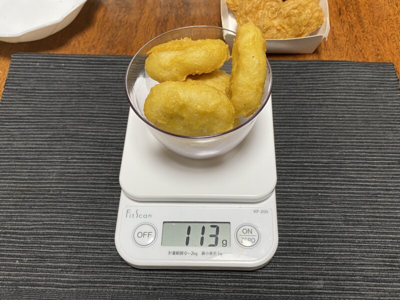 業務スーパーのチキンナゲット5個を計量している様子。合計113グラムと表示されている
