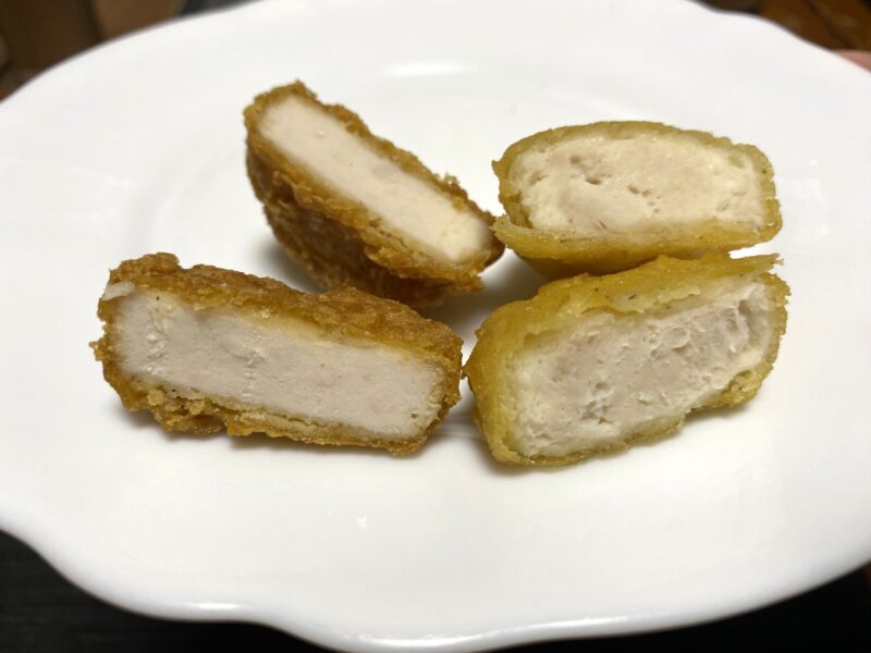 マクドナルドと業務スーパーのチキンナゲットを断面で比較。マックはぎゅっと詰まった肉質、業スーはややふんわり食感