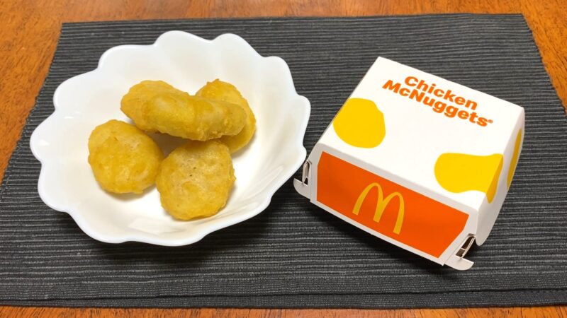 業務スーパーのチキンナゲットとマクドナルドのナゲット箱を並べて比較した様子