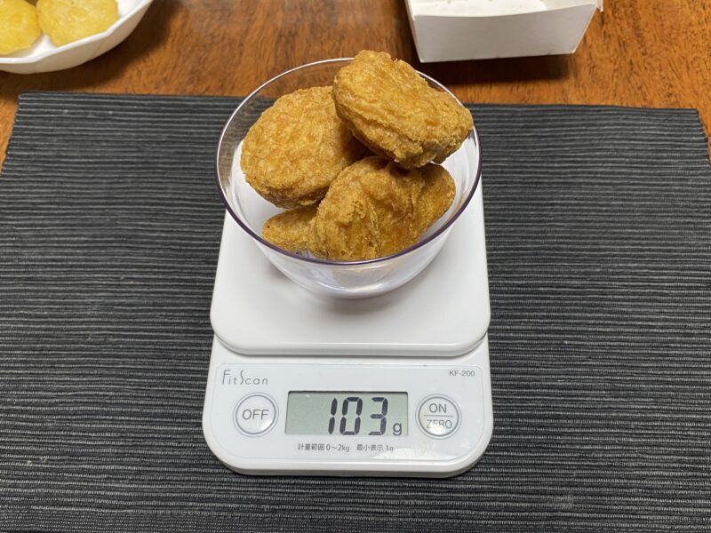 マクドナルドのチキンナゲット5個を計量している様子。合計103グラムと表示されている