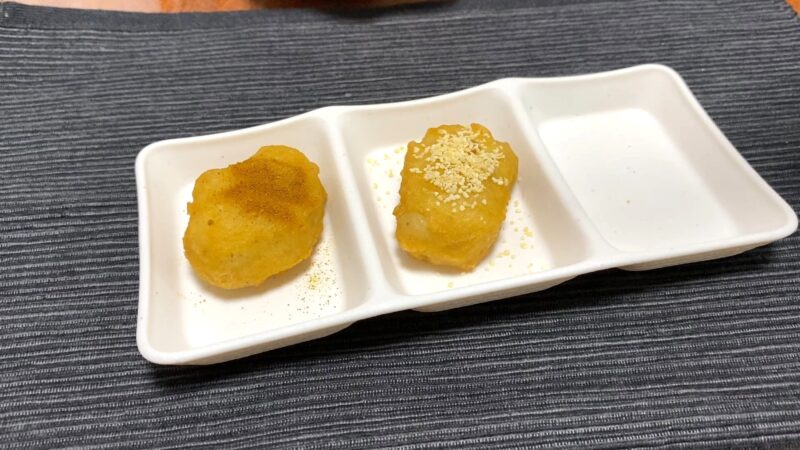 チキンナゲットを2種の味（カレー、ガーリック）で並べた様子。味比べができる構図