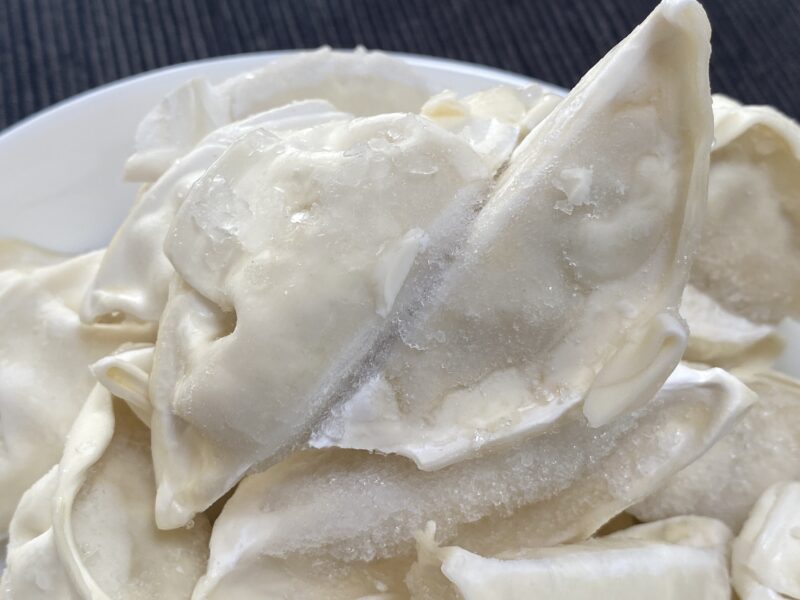 豚肉餃子の表面に霜が多く付いている様子が分かるアップ写真。餃子同士がくっつきやすい状態。