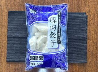 業務スーパーの冷凍食品「豚肉餃子」パッケージ正面。青い袋に500g入りの表示がある。