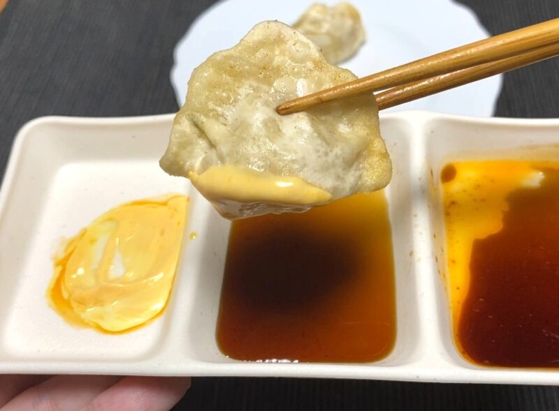 マヨネーズとラー油、醤油ダレにつけている揚げ三鮮水餃子。衣がしっかり油をまとい、食感の違いが分かる仕上がり。