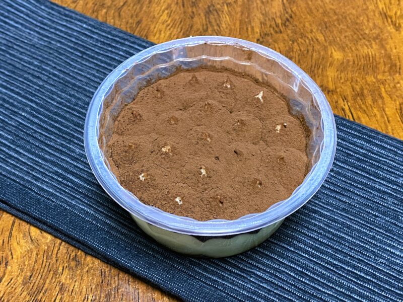 解凍後のティラミス。表面のココアパウダーがしっとりとなじみ、食べ頃の状態になっている。