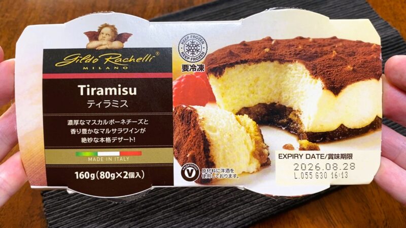 イタリア産ティラミスのパッケージを手に持って撮影したアップ写真。