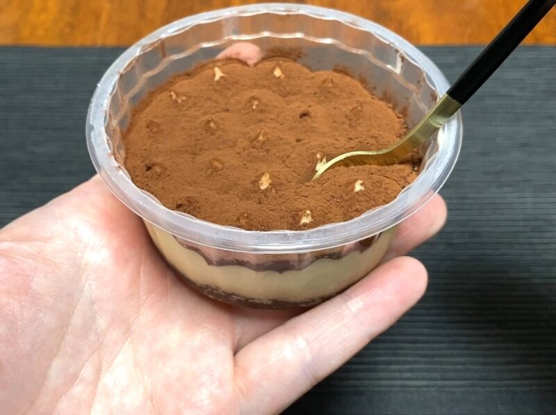 ティラミスにスプーンを入れた瞬間。ムースが柔らかく、スッと入る様子が分かる。