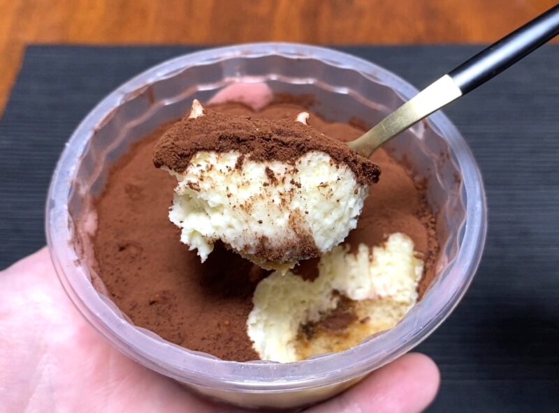 スプーンで掬ったティラミスの一口。ふわふわのムース層とココアの香りが伝わってくる。