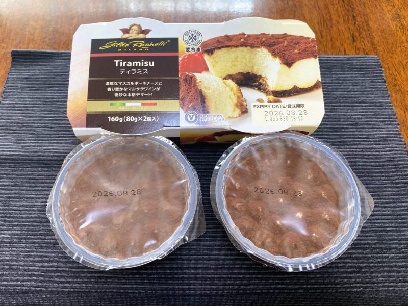 箱から取り出したティラミス2個入りのカップを並べた写真。