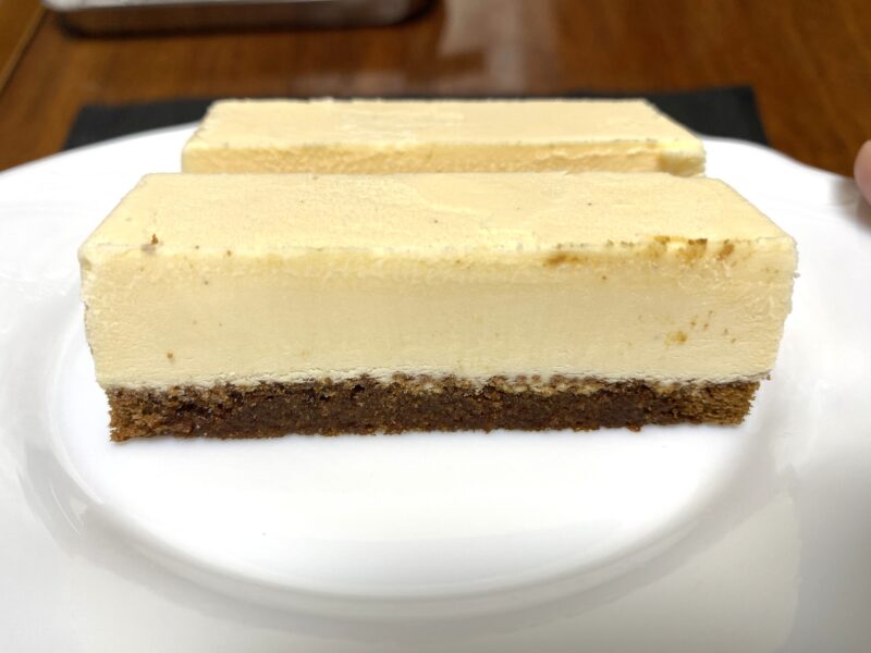 カラメルカスタードをカットした断面写真。上がカスタードムース、下がカラメルシロップが染みたスポンジの2層構造になっている様子。