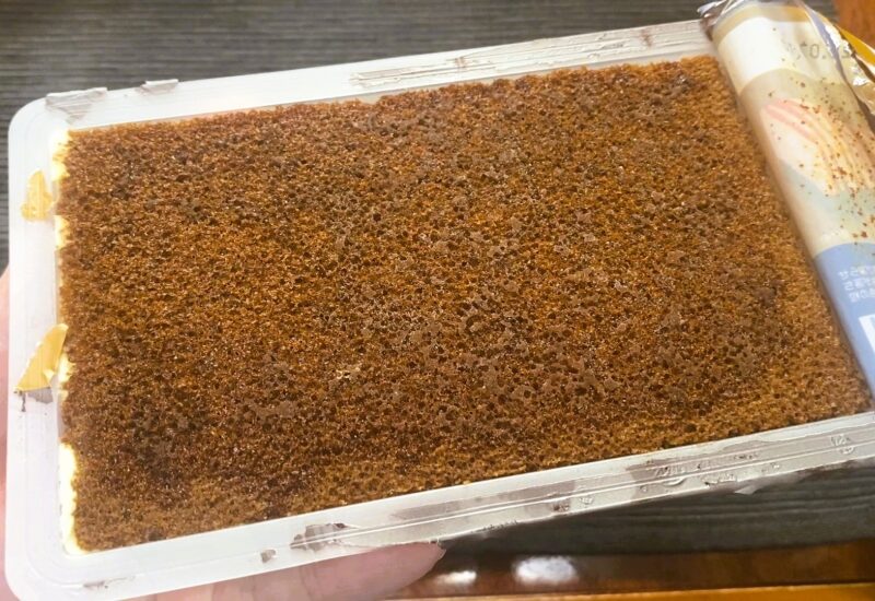 開封した業務スーパー「カラメルカスタード」。一番上にカラメルが染みたスポンジ生地が見えている状態。