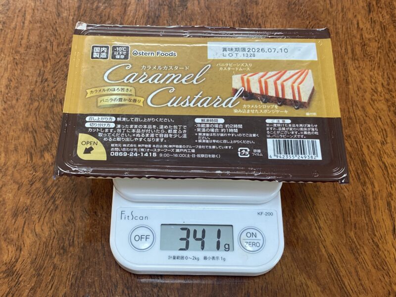 業務スーパーのカラメルカスタードをスケールに載せて計測している様子。表示は341グラム。