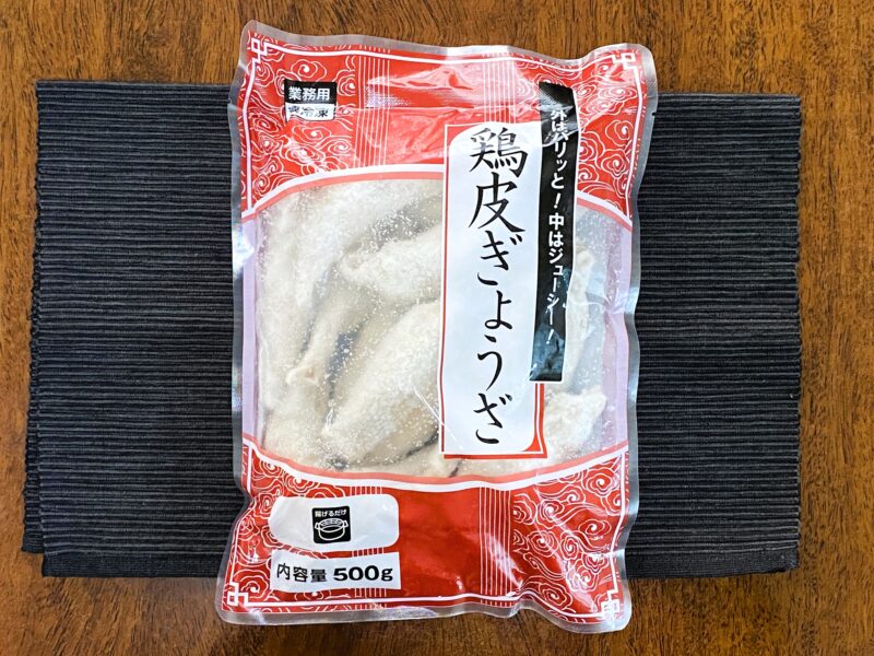 業務用の冷凍鶏皮ぎょうざ500gパッケージ。調理前の鶏皮餃子が袋に入った状態で、商品内容がわかる画像。