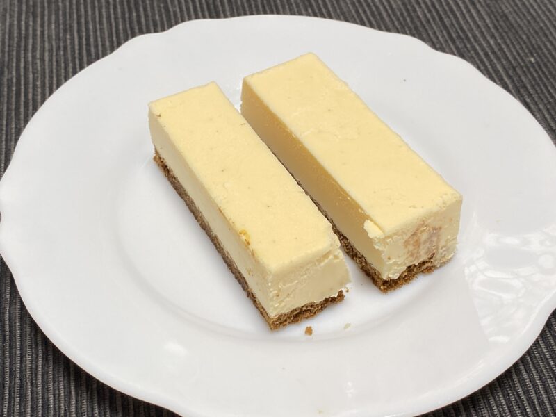 冷凍状態のカラメルカスタードを食べやすいサイズにカットした様子。上がムース、下がスポンジの2層が見える断面。