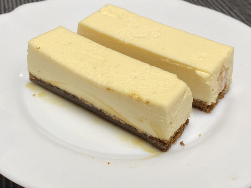 解凍後のカラメルカスタード。ムース部分がなめらかに溶け、スポンジからカラメルシロップがにじんでいる実食直前の状態。