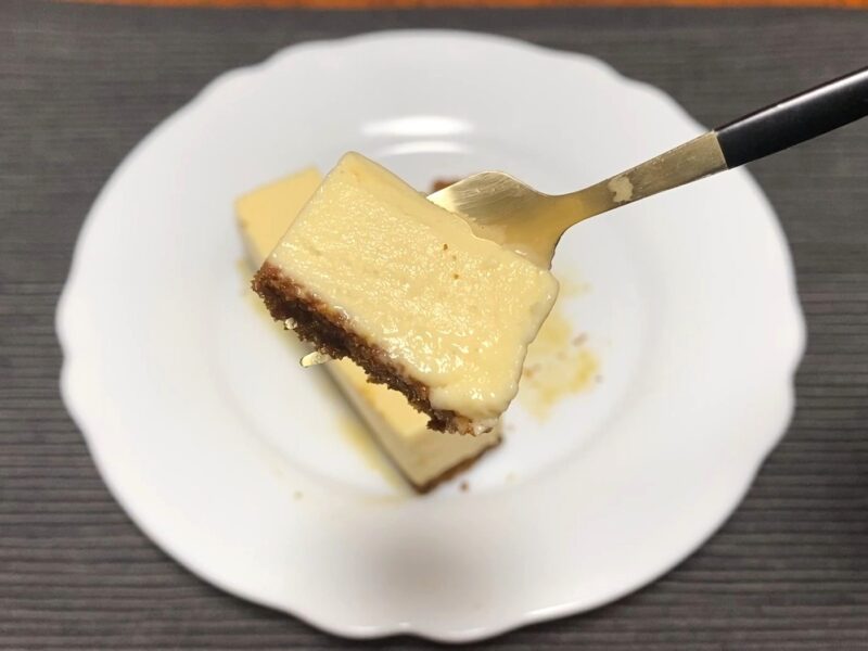 ふわふわでとろけるようなカスタードムースの質感が分かるアップ写真。