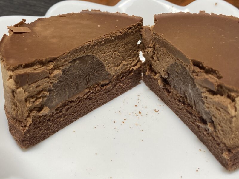 業務スーパー「ガトーショコラの誘惑」を半分にカットした断面の画像。ガナッシュ、ムース、濃厚ショコラ、スポンジの4層構造がはっきり確認できる写真