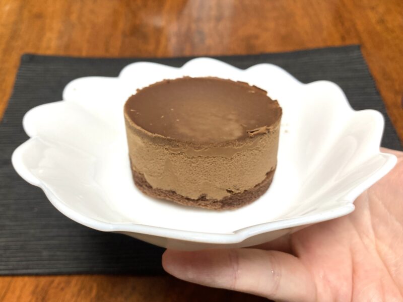 業務スーパー「ガトーショコラの誘惑」を常温解凍した後の画像。チョコというよりコーヒーのような柔らかい色合いが全体に広がっている様子を写した写真