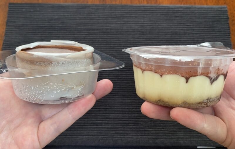 業務スーパー「ガトーショコラの誘惑」と業務スーパーのカップティラミスを並べて手に持った画像。両者の大きさがほぼ同じサイズであることが分かる比較写真