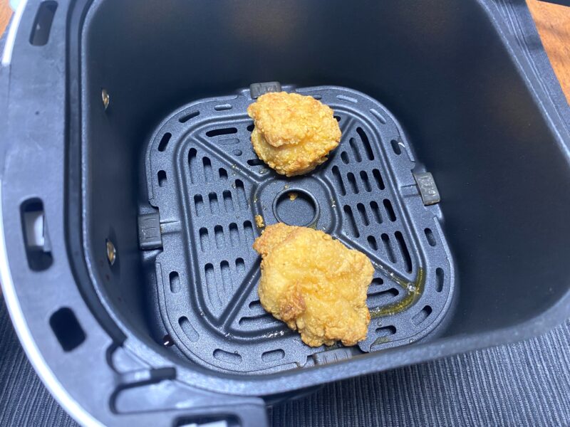 業務スーパー「お肉にこだわった美味しい唐揚げ（タイ産）」をノンフライヤーで加熱した様子。衣がザクザクに仕上がったノンフライヤー調理。