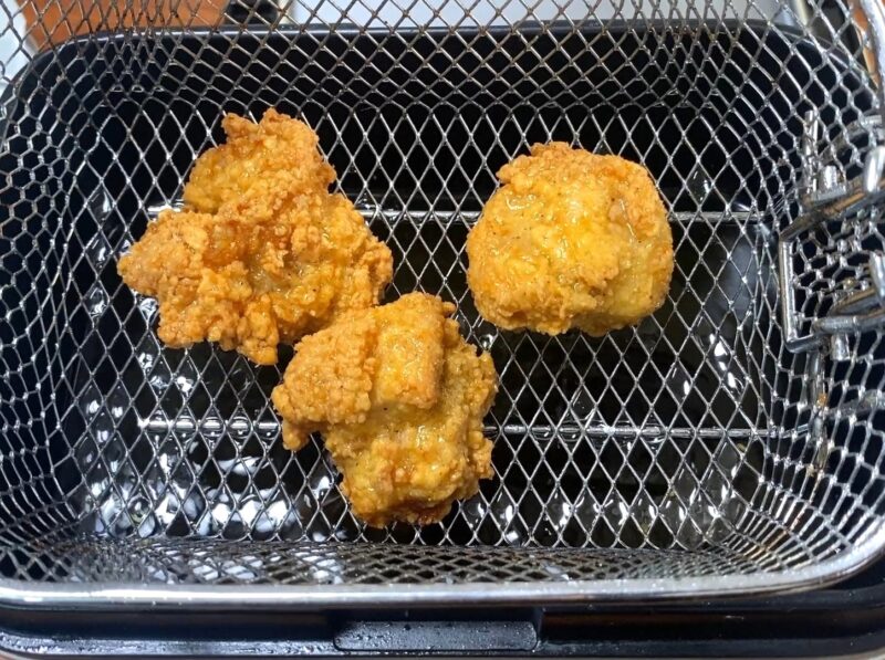 業務スーパー「お肉にこだわった美味しい唐揚げ（タイ産）」をフライヤーで揚げている様子。衣がカリッと仕上がった油調理。