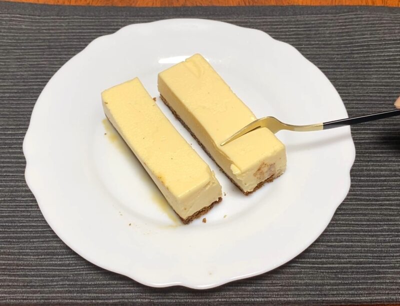 フォークを当てると簡単に入る、柔らかいカスタードムースの断面が見える様子。