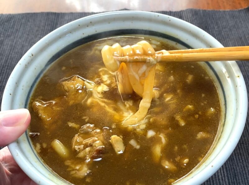 チーズをトッピングしたカレーうどん とろりと溶けた様子
