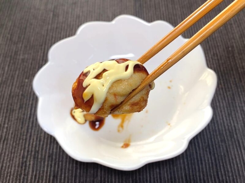 ソースとマヨネーズをトッピングしたたこ焼き ジャンクなB級グルメアレンジ
