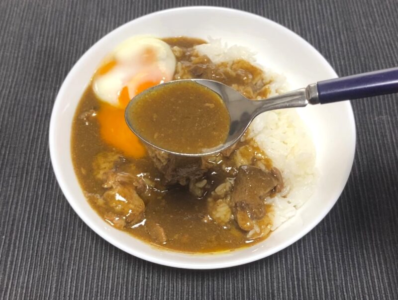 スプーンで持ち上げた角煮カレー ルーの質感とご飯の様子