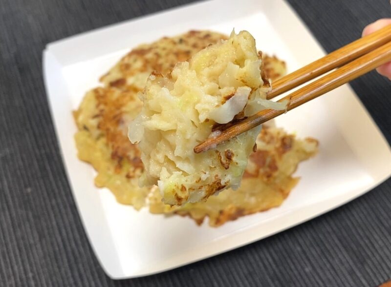 お好み焼きの断面 具材の海老といか 生地のみで食べるふわふわ食感