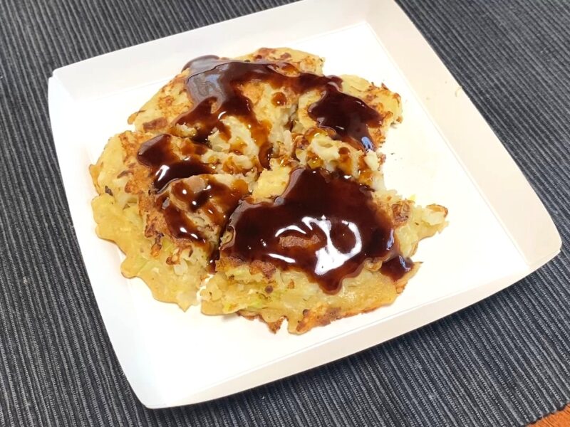 特製ソースを塗ったお好み焼き 濃厚な照りと香り