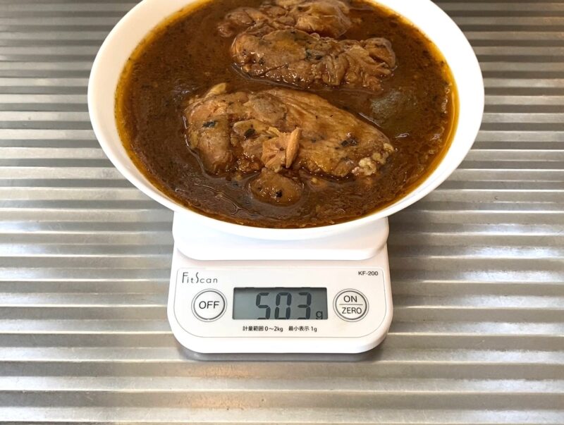 スパイシーカレーチキンの重量計測 デジタルスケールで実測503gを確認