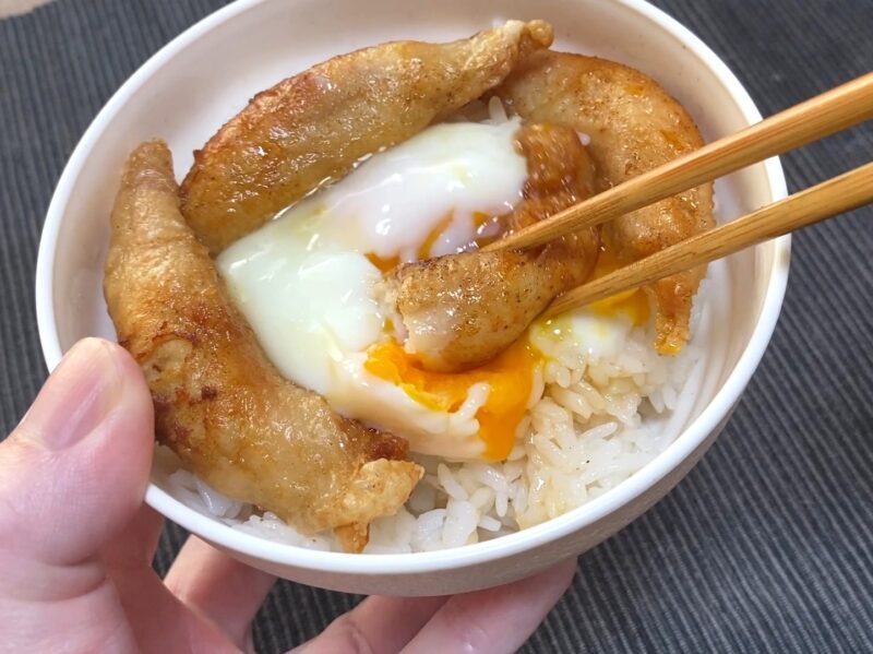 業務スーパー 鶏皮餃子丼 半熟卵 黄身 とろとろ ご飯
