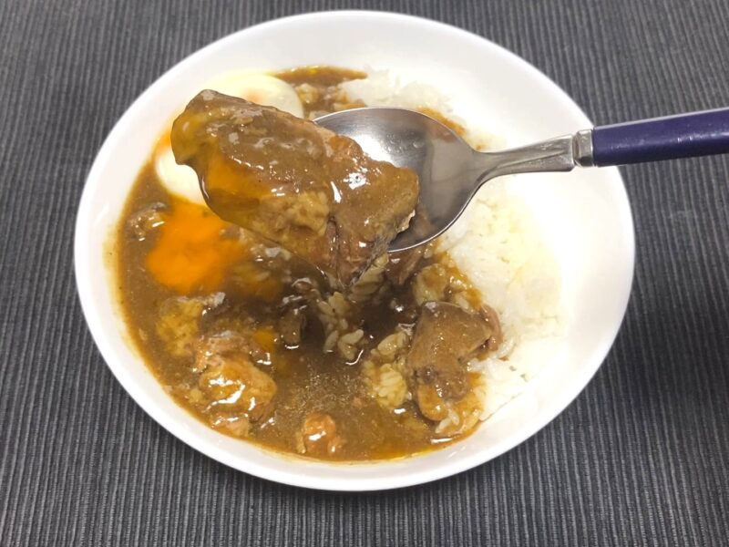 カレーの中に入った角煮の塊 柔らかく煮込まれた豚肉の質感