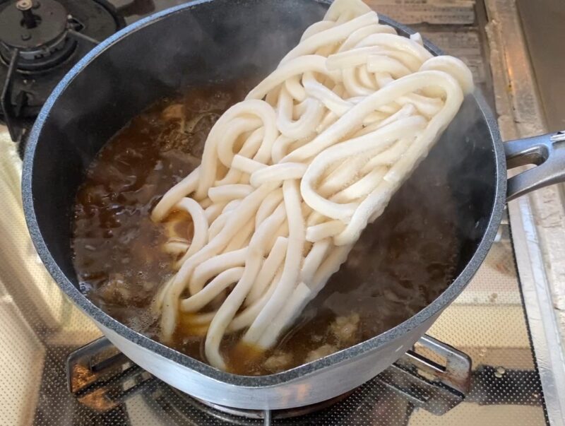 残ったルーにカレールーを足して作るカレーうどんの調理風景