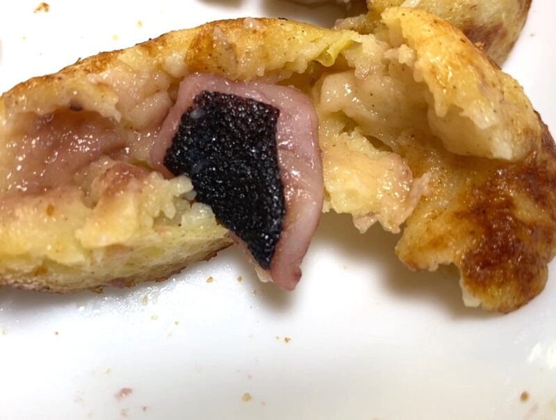 たこ焼きの中身 断面 生地とタコの具材 ネギ・紅生姜なしの優しい味